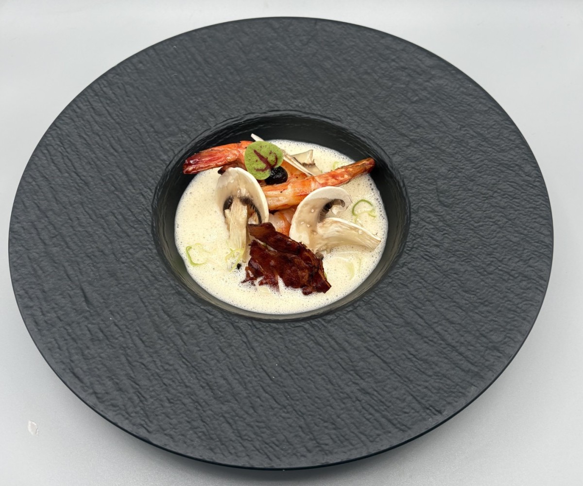 <h6 class='prettyPhoto-title'>Gambas, raviole de champignons et chips de Bacon</h6>