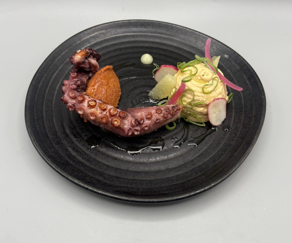 <h3 class='prettyPhoto-title'>Poulpe grillé, houmous de pois chiches et soubressade</h3>