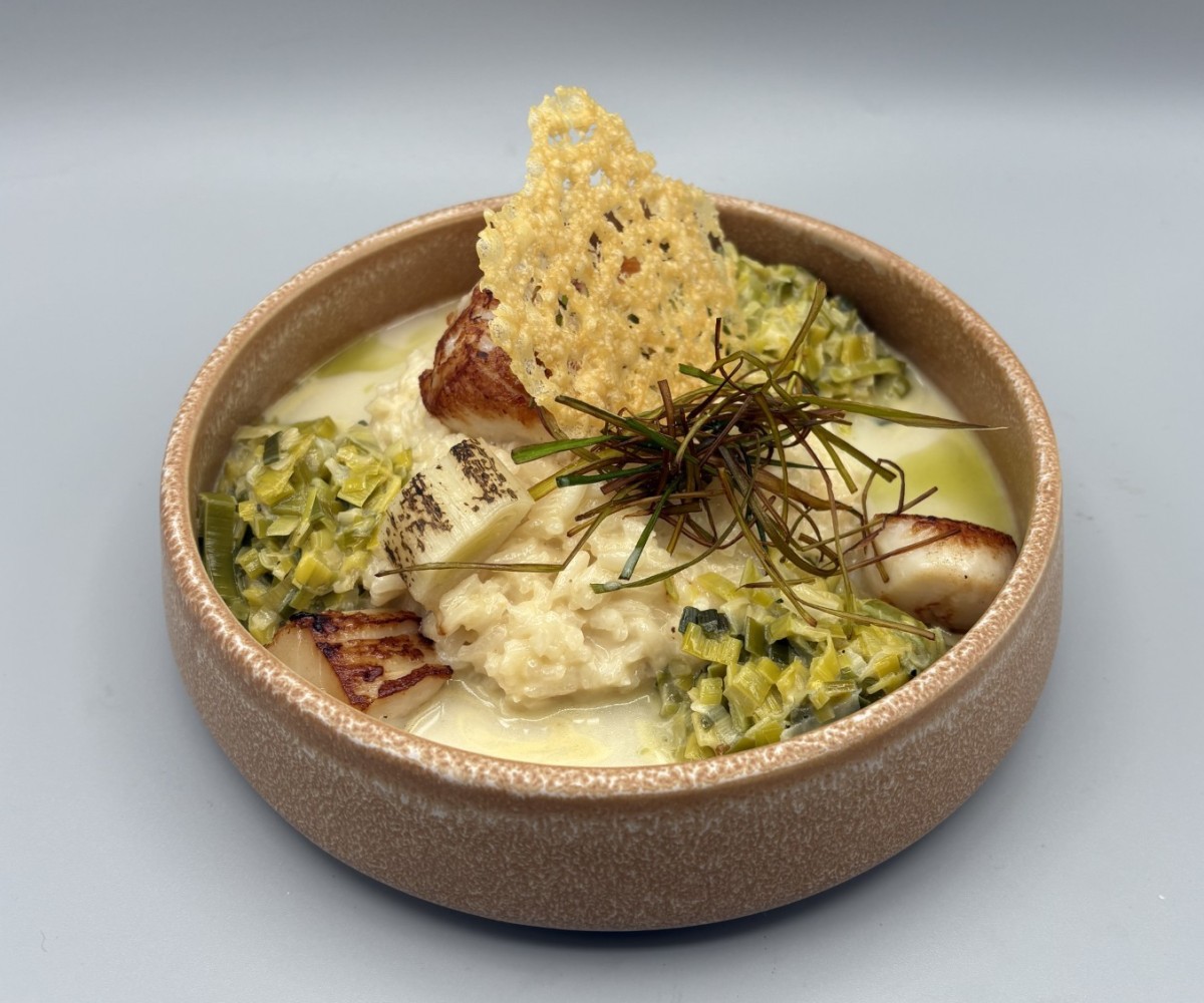 <h3 class='prettyPhoto-title'>St Jacques, Risotto crémeux, fondue de poireaux et crème de volaille</h3>