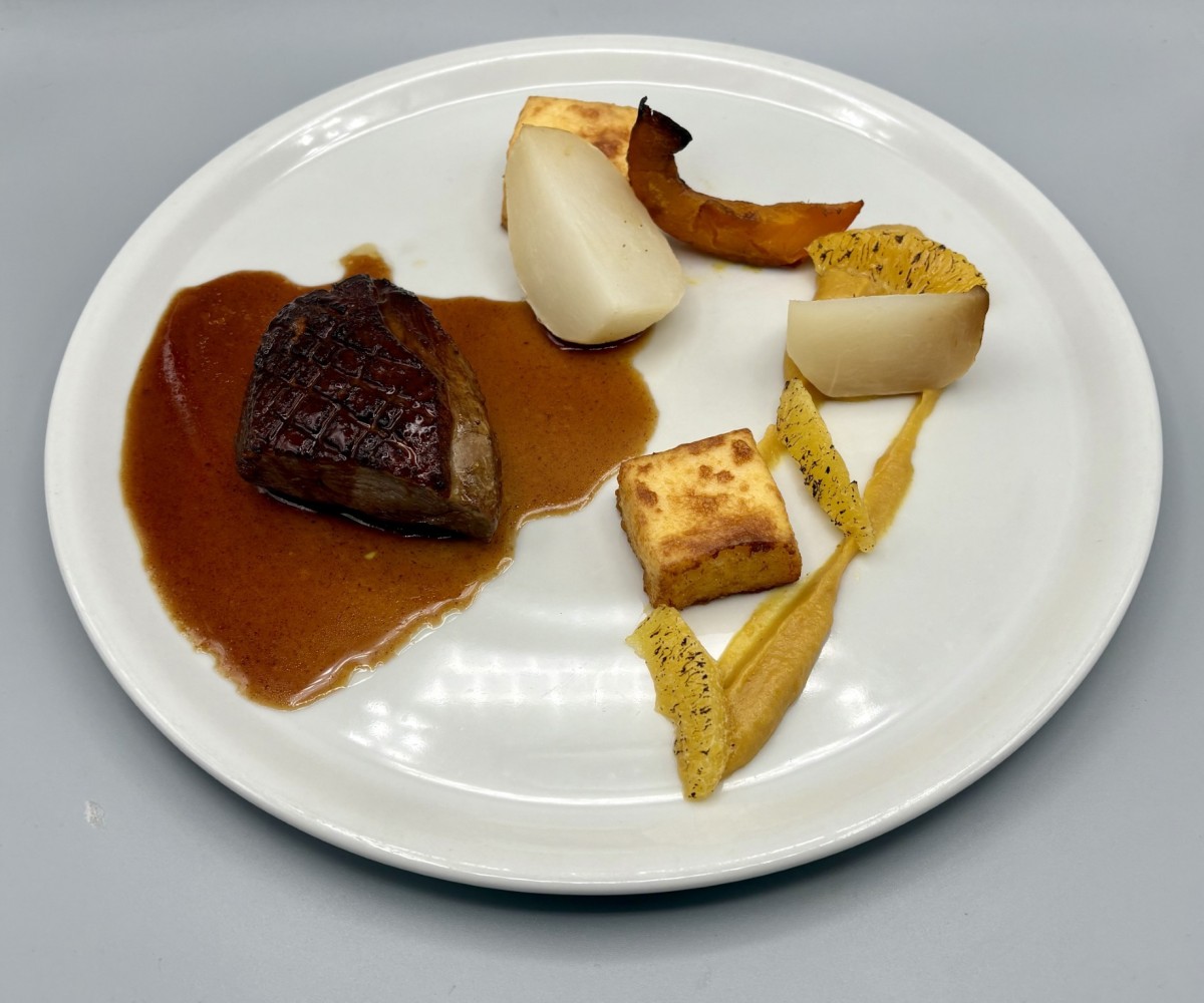 <h3 class='prettyPhoto-title'>Magret de canard rôti, polenta, condiments orange et navet</h3>