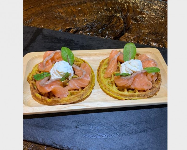 <h6 class='prettyPhoto-title'>VEGETABLE WAFERS WITH FRESH SALTED SALMON</h6>