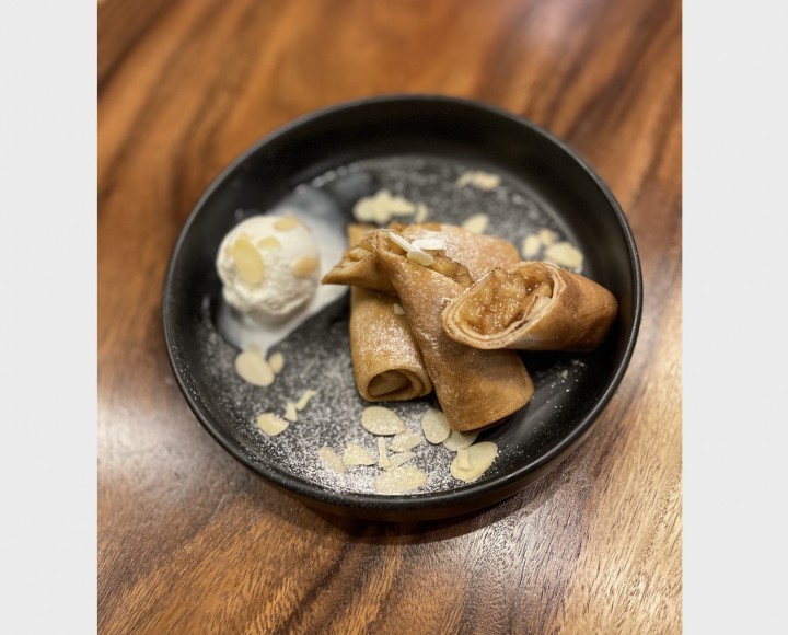 <h6 class='prettyPhoto-title'>PANCAKES WITH APPLE AND ICE CREAM</h6>