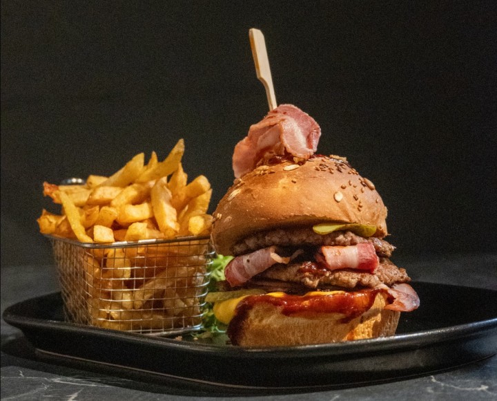 <h6 class='prettyPhoto-title'>TRIPLE SMASH BACON BURGER 3X70g</h6>