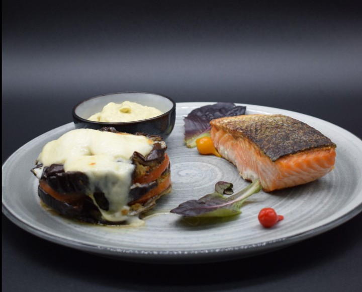 <h6 class='prettyPhoto-title'>PAVE DE SAUMON A LA PLANCHA</h6>