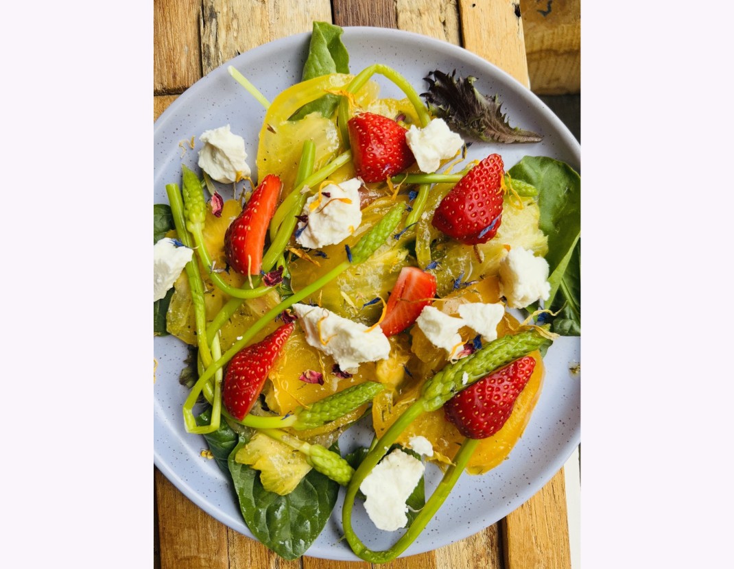 <h6 class='prettyPhoto-title'>Salade tomates jaune asperges sauvage fraises féta </h6>