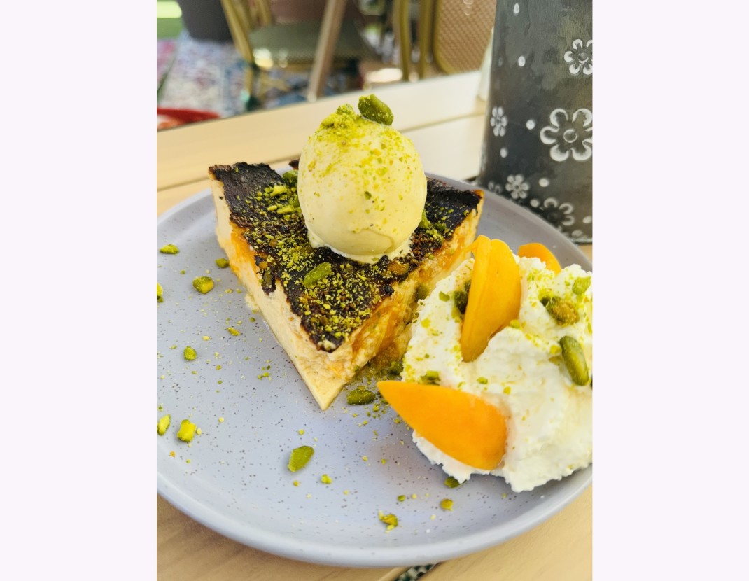 <h6 class='prettyPhoto-title'>Gâteaux fromage blanc du Limousin Abricots pistache, chantilly au popcorn </h6>