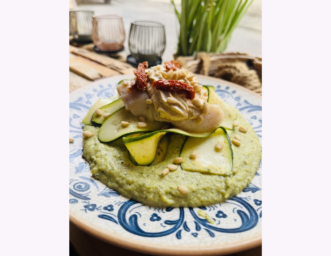 <h6 class='prettyPhoto-title'>Pavé de cabillaud à l'Italienne, courgettes ricotta pignons de pin.</h6>