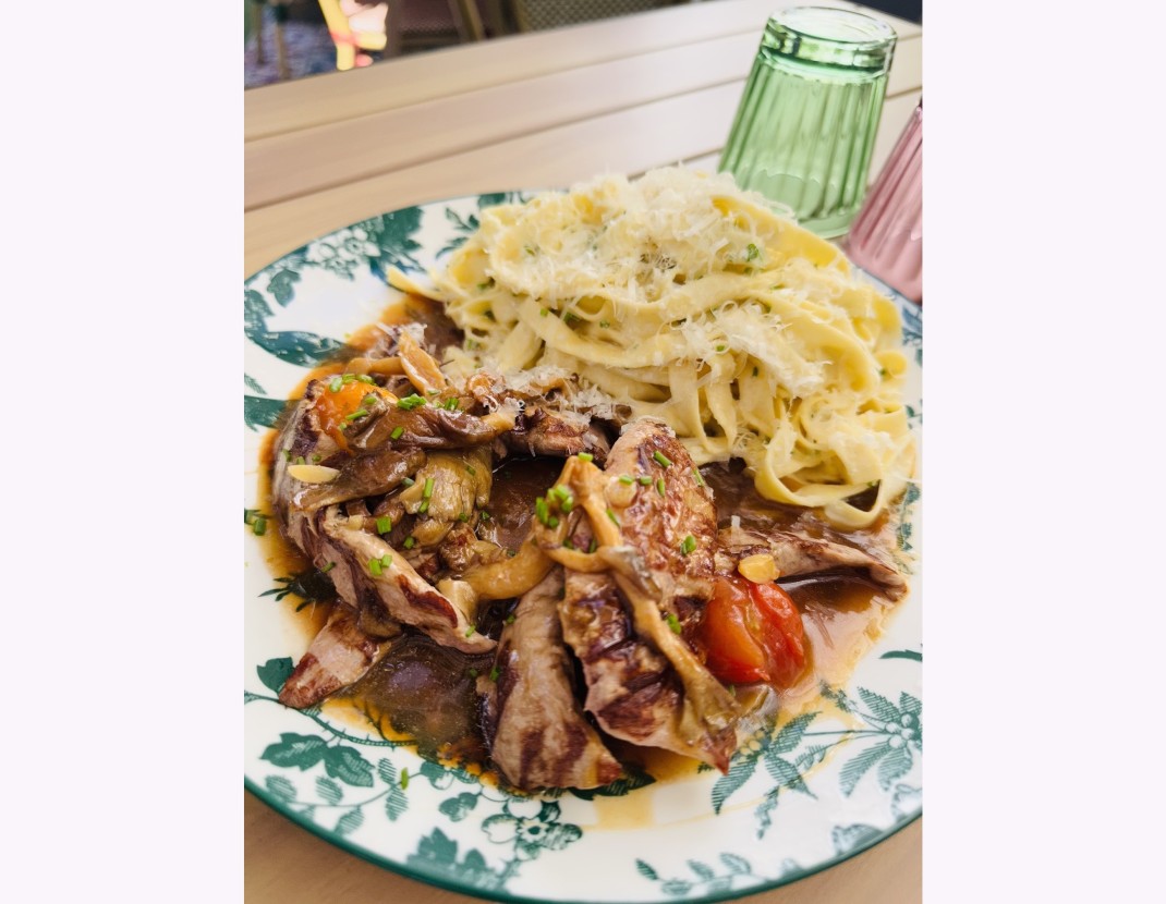 <h6 class='prettyPhoto-title'>Aiguillettes de canard grillées, sauce grand-mère (pleurotes,tomates) tagliatelle ciboulette</h6>