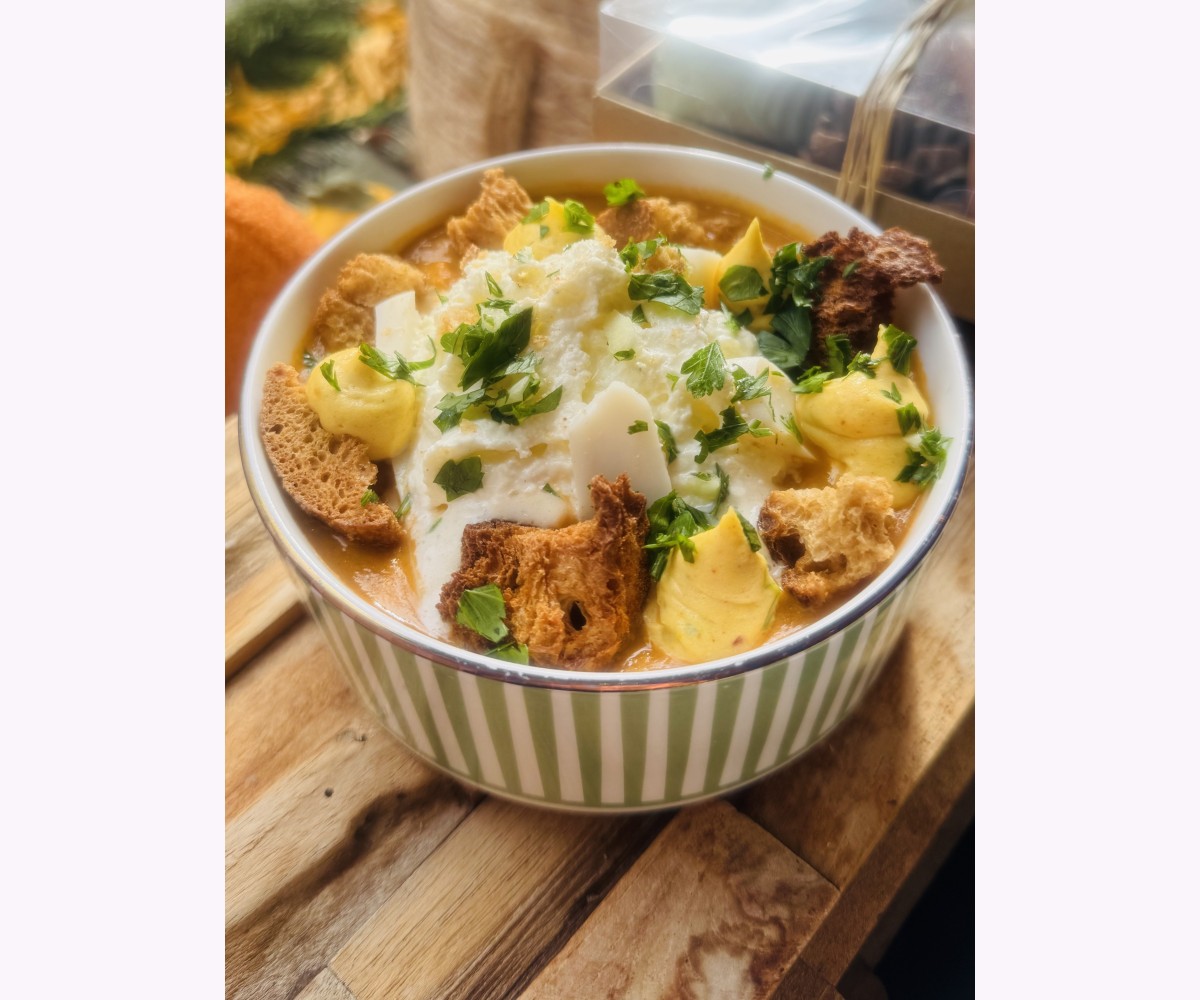 <h6 class='prettyPhoto-title'>Soupe de poissons encornets sauté minute, chantilly à l'ail doux, croûtons fumé et aïoli</h6>