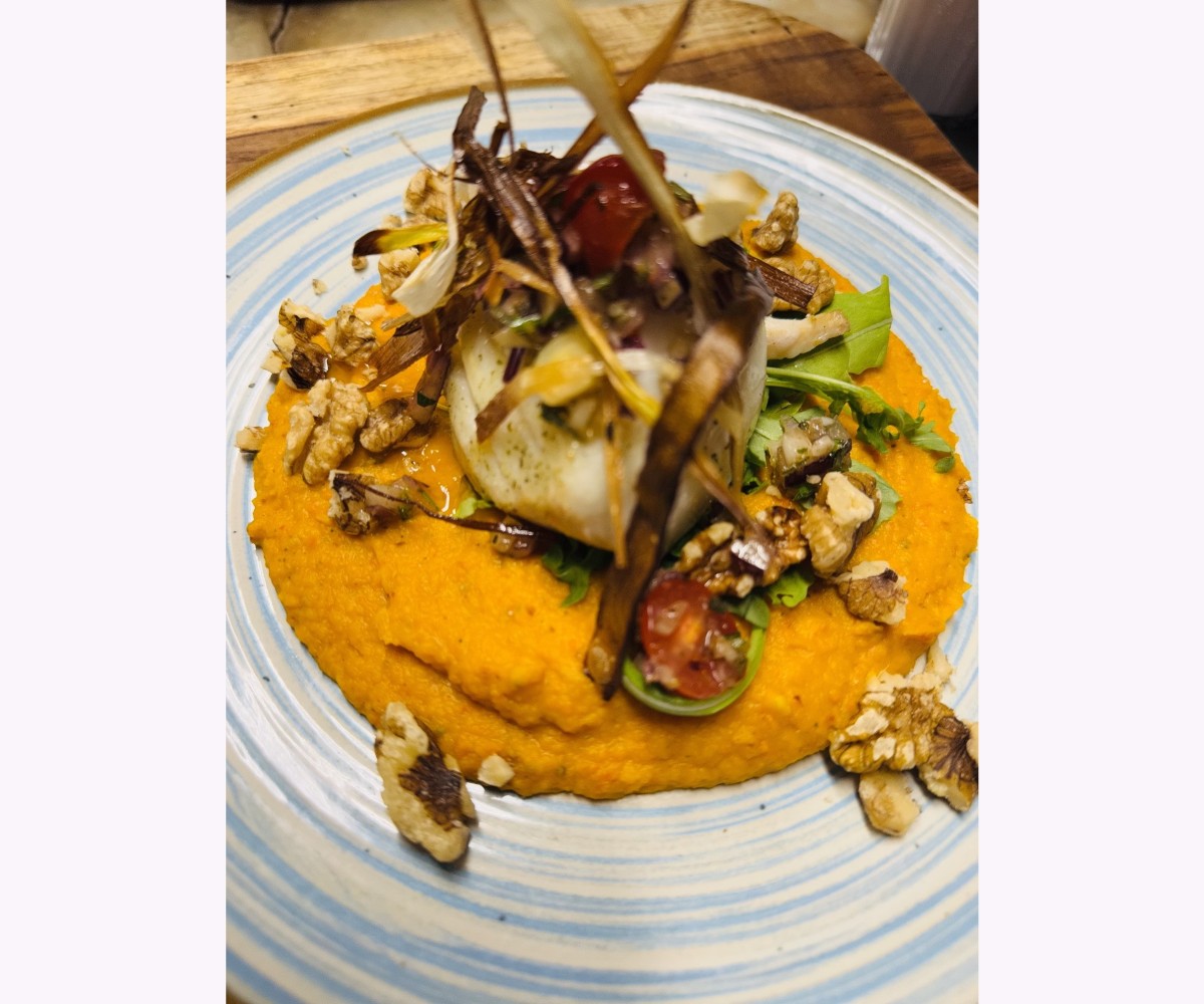 <h6 class='prettyPhoto-title'>Dos de cabillaud, purée de potimarron, éclats de noix et poireaux frits</h6>