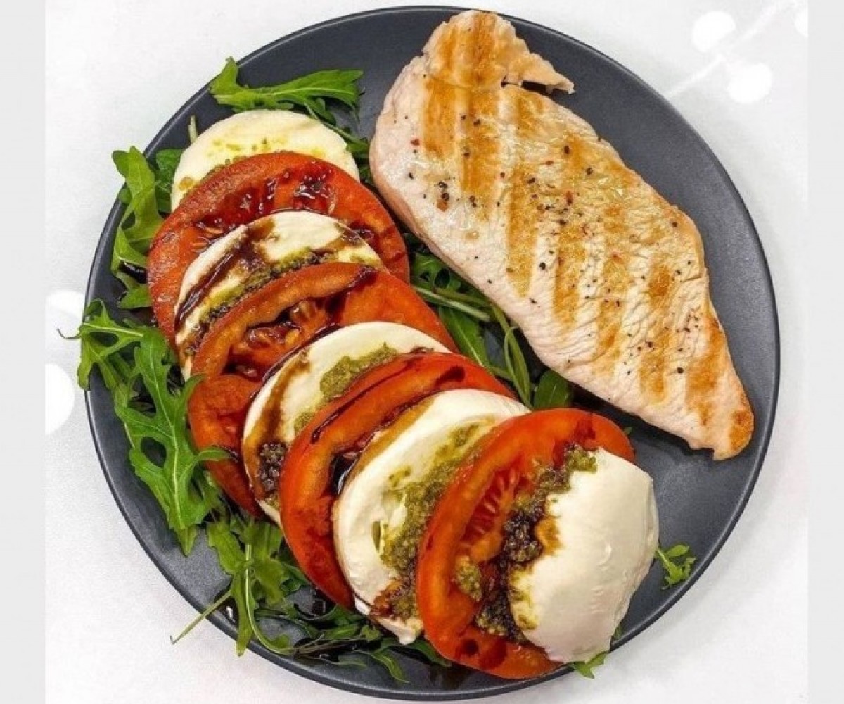 <h6 class='prettyPhoto-title'>Salada Caprese com Frango Grelhado</h6>
