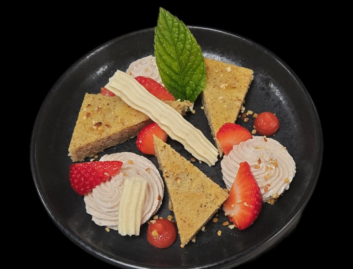 <h6 class='prettyPhoto-title'>Fraise en gelée et en diplomate mentholée, financier huile d'olive</h6>