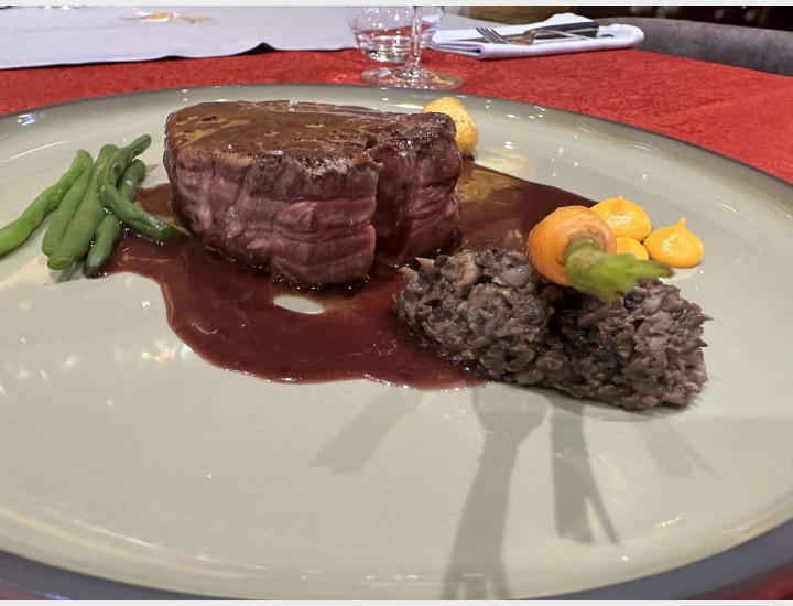 <h6 class='prettyPhoto-title'>Heart of Charolais beef tenderloin with red label, Mondeuse sauce</h6>