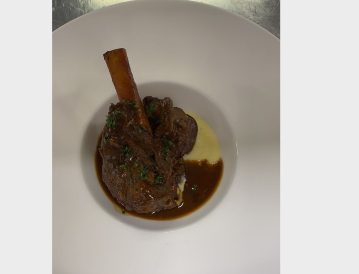 <h6 class='prettyPhoto-title'>Lamb shank in its own juice and mashed potatoes</h6>
