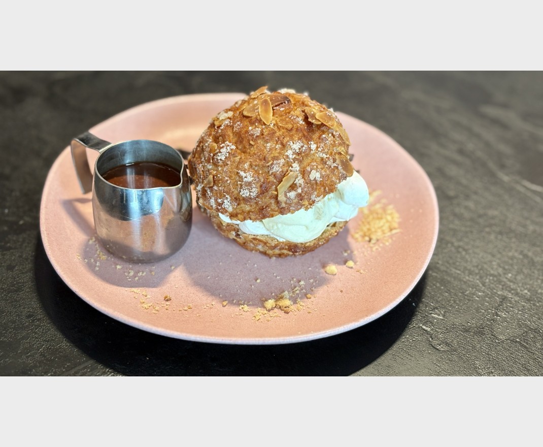 <h6 class='prettyPhoto-title'>Profiterole </h6>