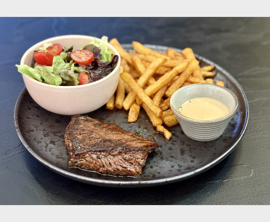 <h6 class='prettyPhoto-title'>Bavette de boeuf, frites fraiches et bouquet de salade</h6>