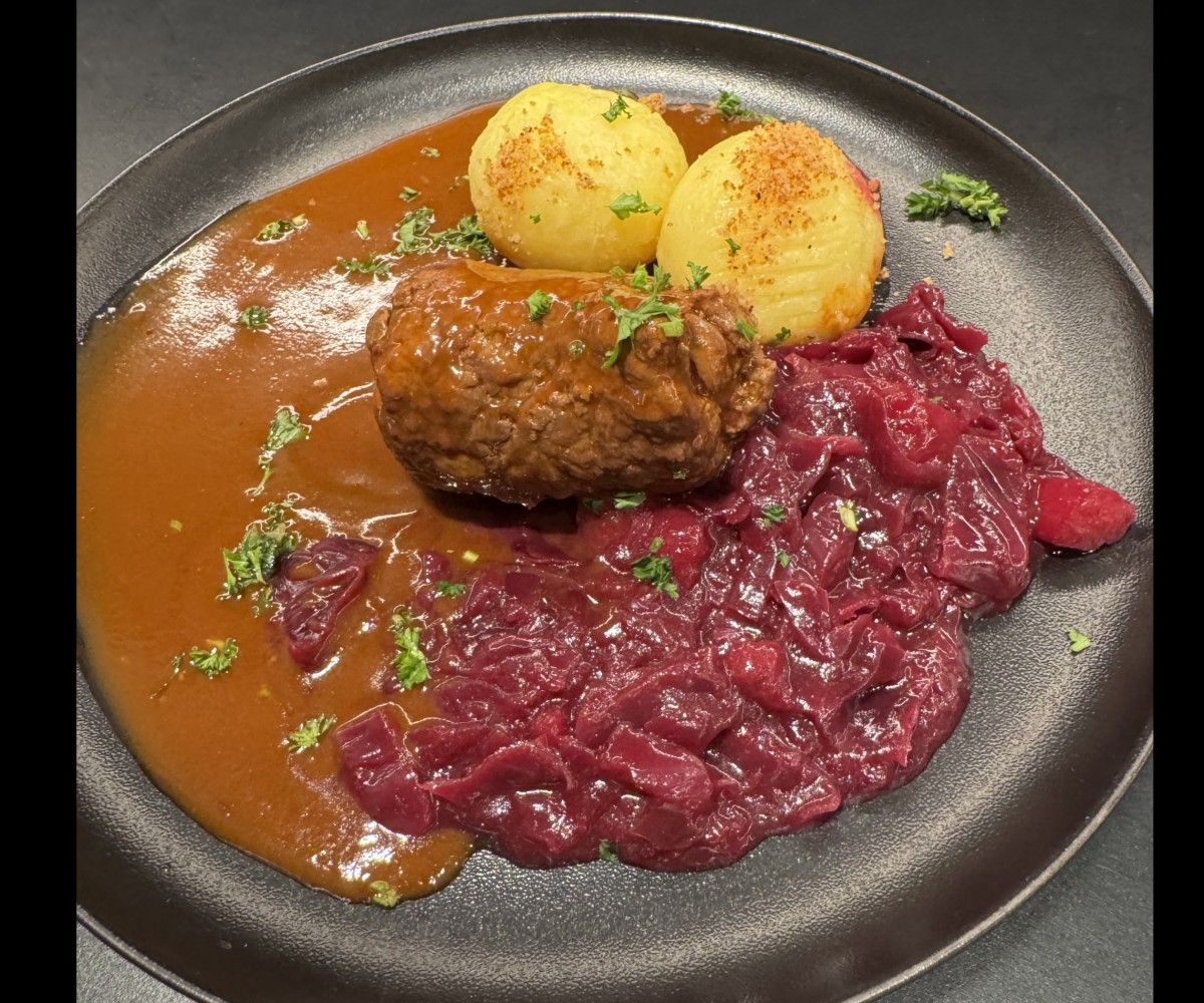 <h6 class='prettyPhoto-title'>Beef roulade with apple red cabbage</h6>