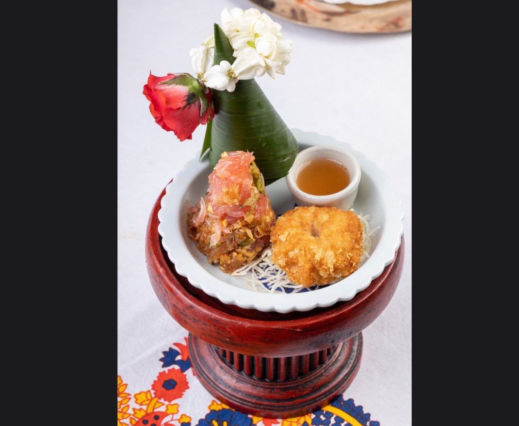 <h3 class='prettyPhoto-title'>PINK POMELO SALAD PRAWN CAKE</h3>