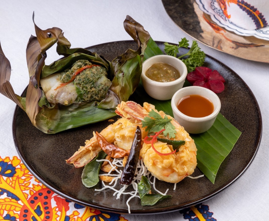 <h3 class='prettyPhoto-title'>ANDAMAN PRAWNS SOMZA / BANANA LEAF SILVER POMFRET</h3>