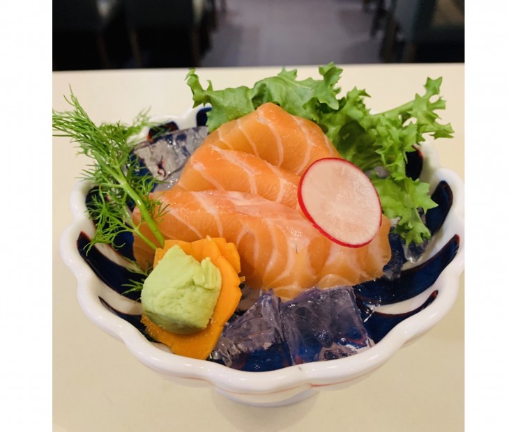 <h6 class='prettyPhoto-title'>3 pieces salmon sashimi</h6>