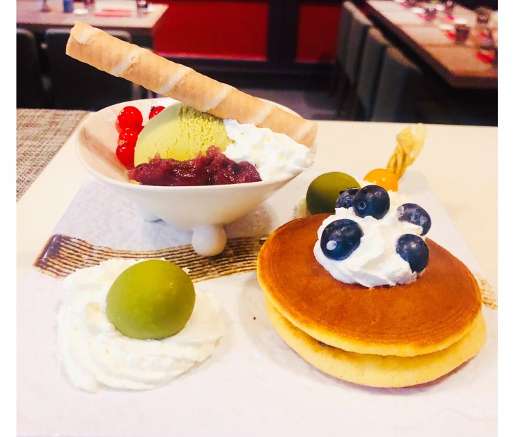 <h6 class='prettyPhoto-title'>Dorayaki with green tea ice cream</h6>
