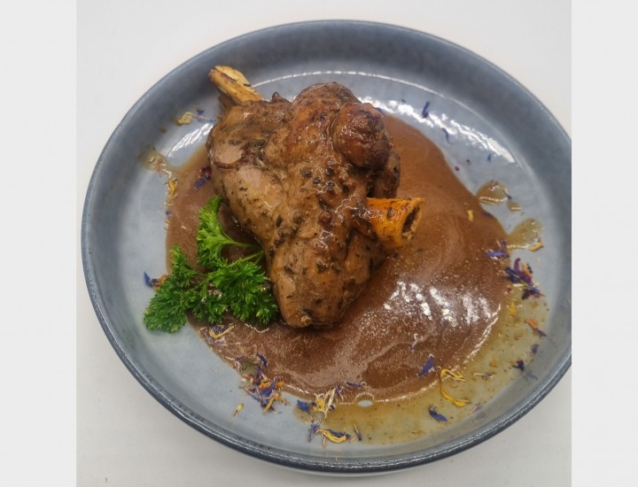 <h6 class='prettyPhoto-title'>Lamb shank cooked at low temperature, thyme and shallot jus</h6>