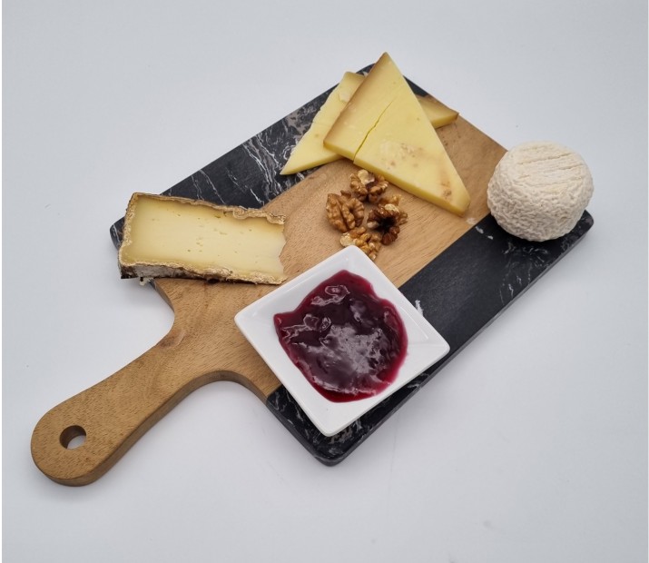 <h6 class='prettyPhoto-title'>Plate of matured cheeses, Côte du Rhône jelly</h6>