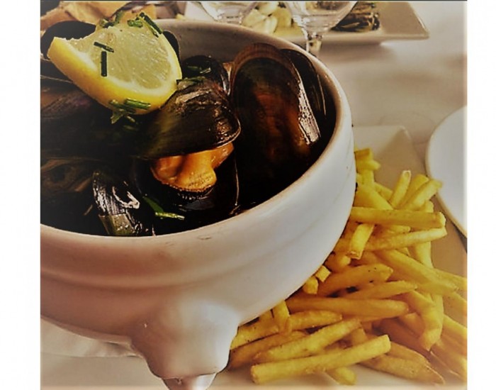 <h6 class='prettyPhoto-title'>Mussels in the marinière + fries</h6>