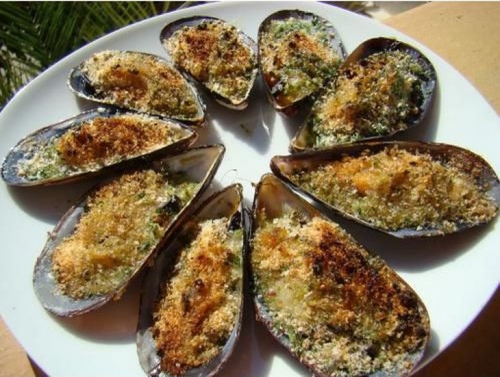 <h6 class='prettyPhoto-title'>Mussels au gratin with parsley butter</h6>