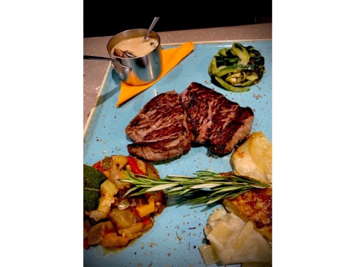 <h6 class='prettyPhoto-title'>Fillet of Bull and Morel Sauce deglazed with whiskey</h6>