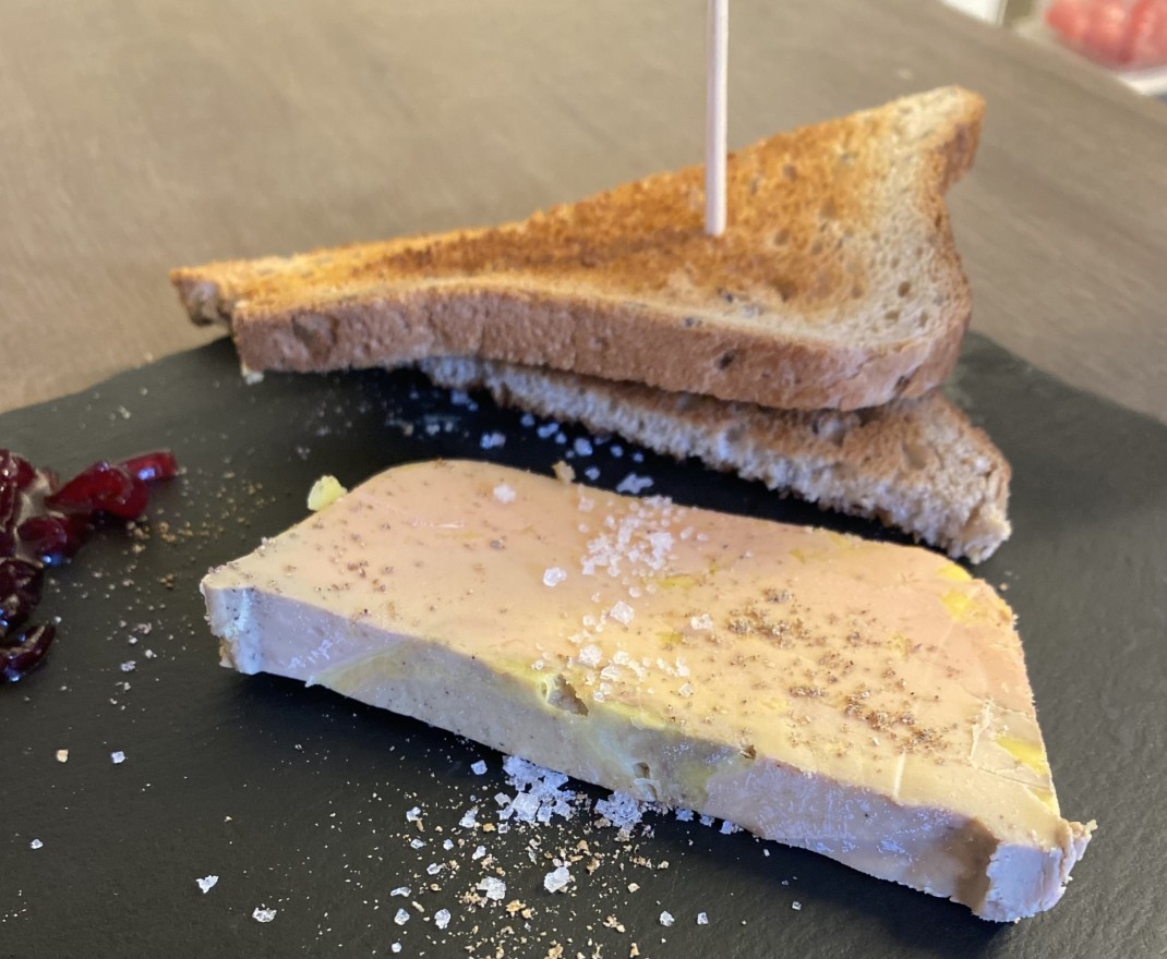 <h6 class='prettyPhoto-title'>Terrine de foie gras au ratafia « maison »</h6>