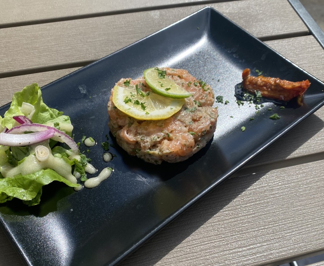 <h6 class='prettyPhoto-title'>Tartare de saumon frais légèrement fumé à la fleur de thym</h6>