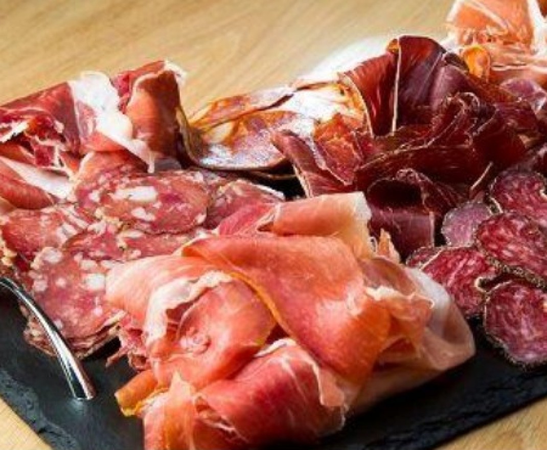 <h6 class='prettyPhoto-title'>Assiette de charcuteries</h6>