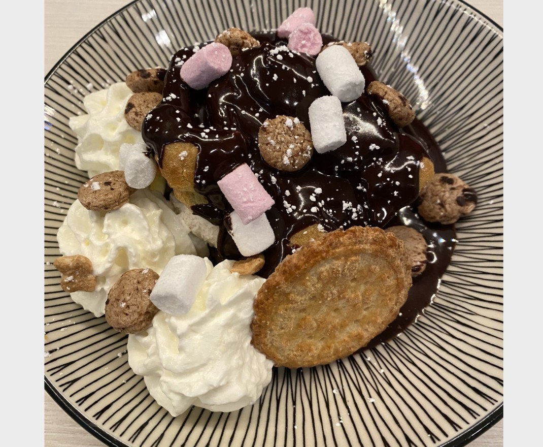 <h6 class='prettyPhoto-title'>Profiterole au chocolat maison</h6>