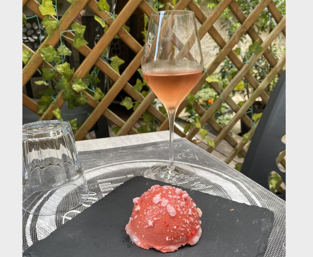 <h6 class='prettyPhoto-title'>Frozen champagne dome and its glass of pink champagne or not</h6>
