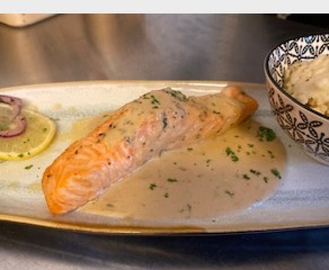 <h6 class='prettyPhoto-title'>Pavé de saumon sauce champagne</h6>