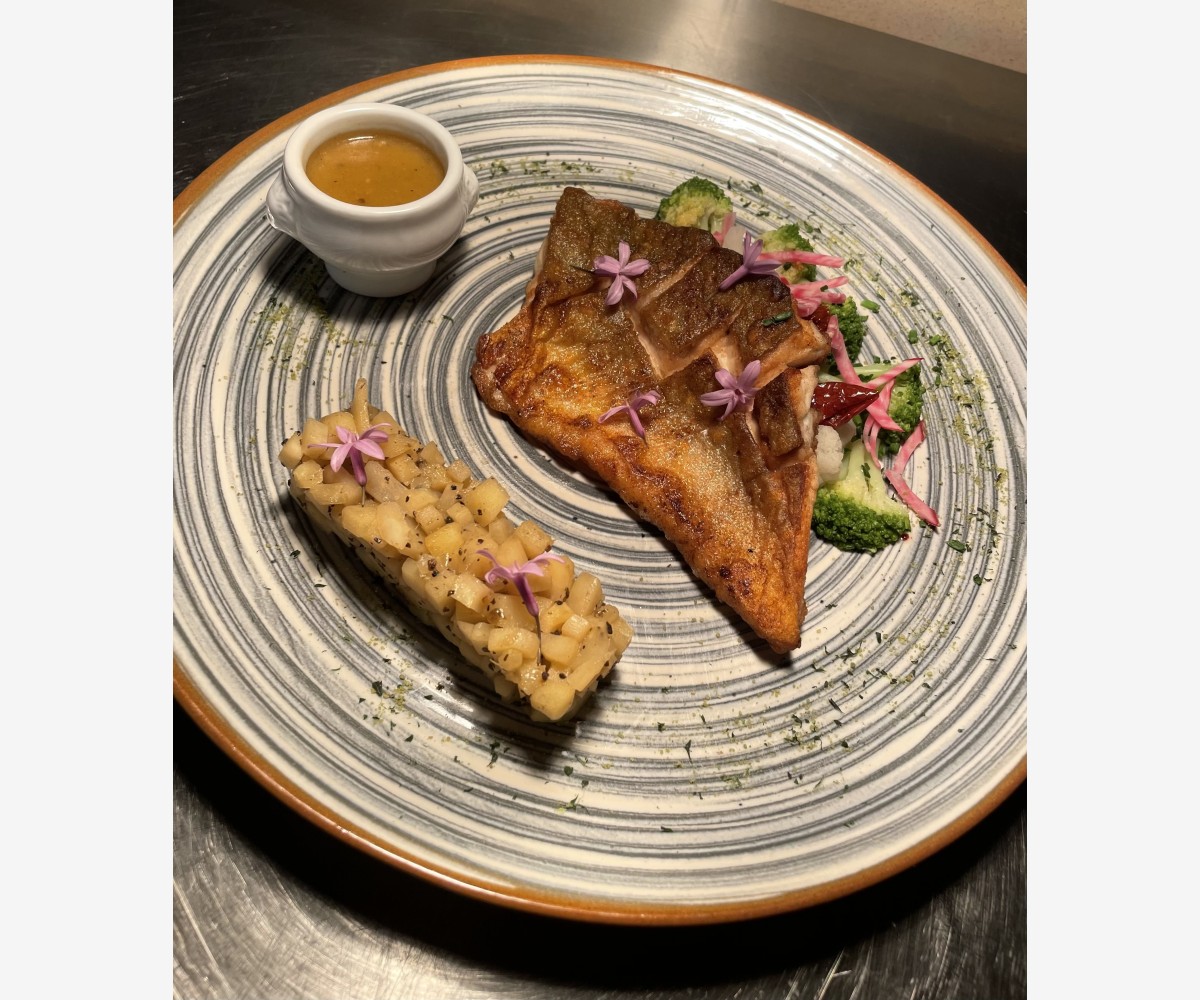<h6 class='prettyPhoto-title'>Filet de Chevalier et son risotto de panais à la truffe</h6>
