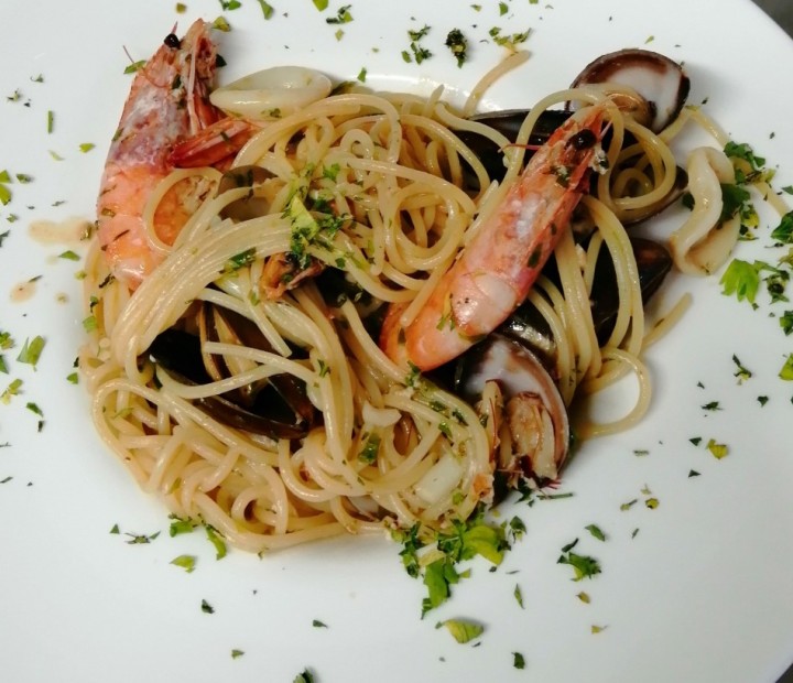 <h6 class='prettyPhoto-title'>Spaghetti with seafood</h6>