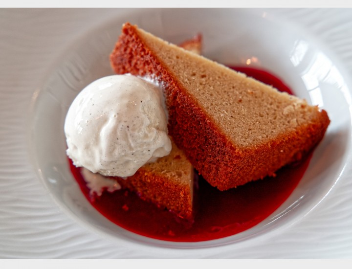 <h6 class='prettyPhoto-title'>Lemon cake and red fruit coulis</h6>