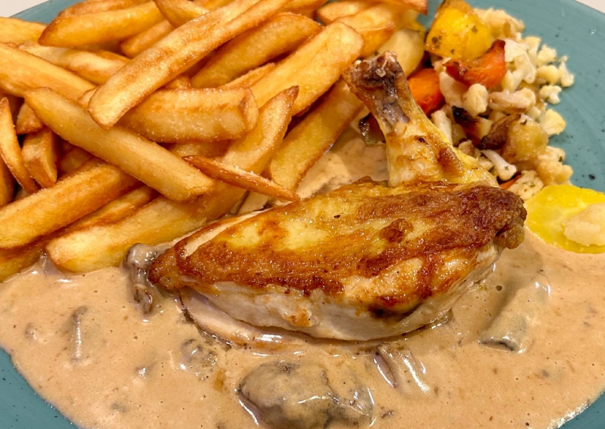 <h6 class='prettyPhoto-title'>Suprême de poulet jaune, sauce forestière</h6>