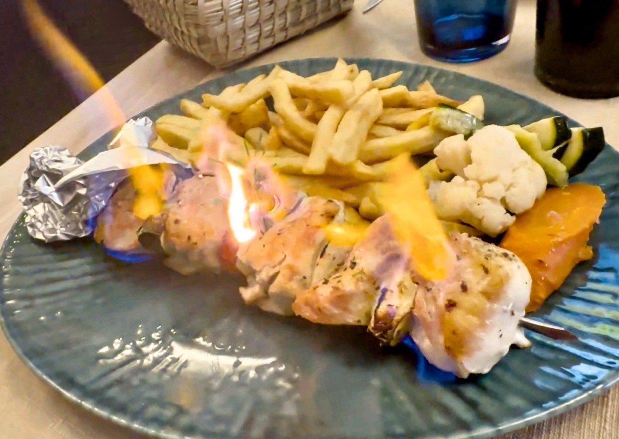 <h6 class='prettyPhoto-title'>Brochette de poulet mariné, flambée au romarin</h6>
