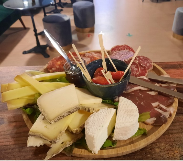 <h6 class='prettyPhoto-title'>MIXED PLATE cheeses and charcuterie 4/5 pers</h6>