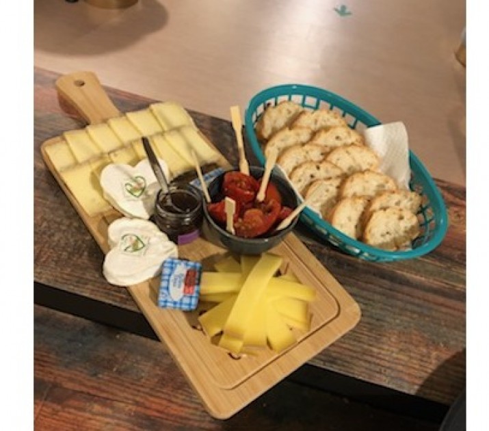 <h6 class='prettyPhoto-title'>CHEESE BOARD 4/5 people</h6>