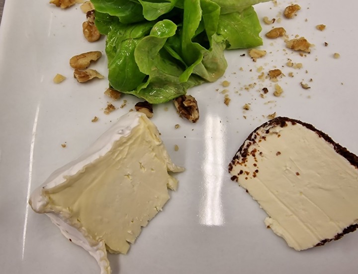 <h3 class='prettyPhoto-title'>Plate of LOCAL cheese</h3><br/>Cheese platter from our region<br /> On the menu: Duo<br /> A la carte: Trio<br /> (Non contractual photo)