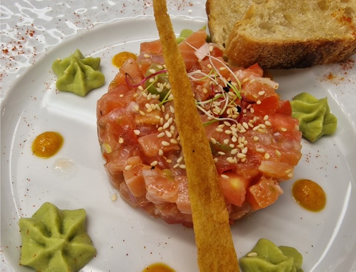 <h3 class='prettyPhoto-title'>TARTARE DE SALMÃO DEFUMADO CASEIRO</h3>