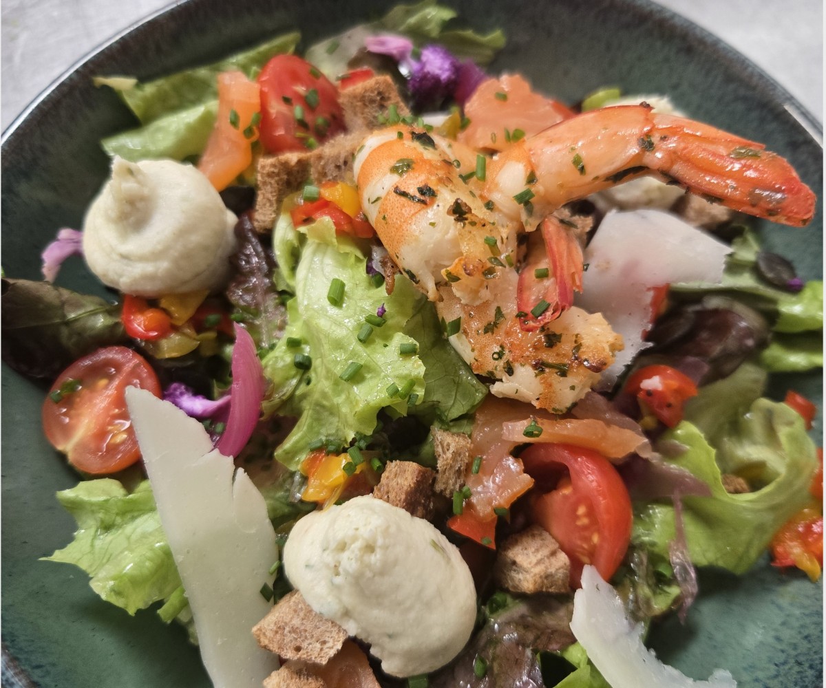 <h3 class='prettyPhoto-title'>SEAFOOD SALAD</h3>
