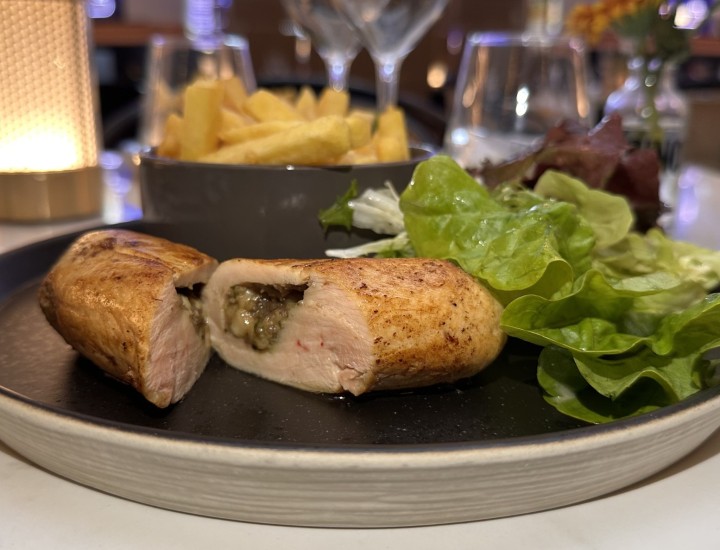 <h6 class='prettyPhoto-title'>Filet de poulet confit et farçi au pesto, champignons et mozzarela</h6>
