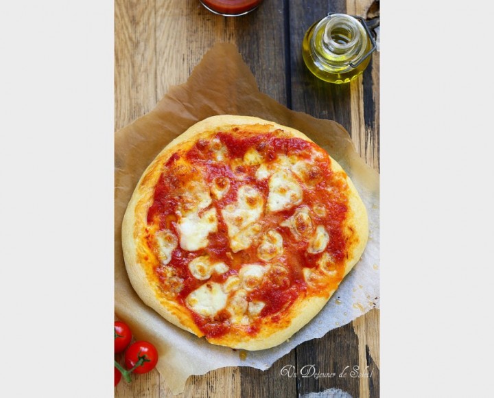 <h3 class='prettyPhoto-title'>Marguerita</h3><br/>Sauce tomate,mozzarella,huile d’olives,basilic