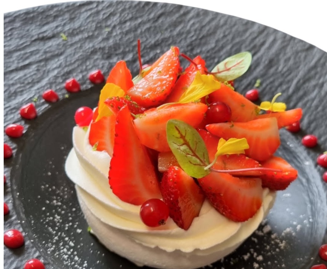 <h6 class='prettyPhoto-title'>Pavlova aux fraises de Réville</h6>