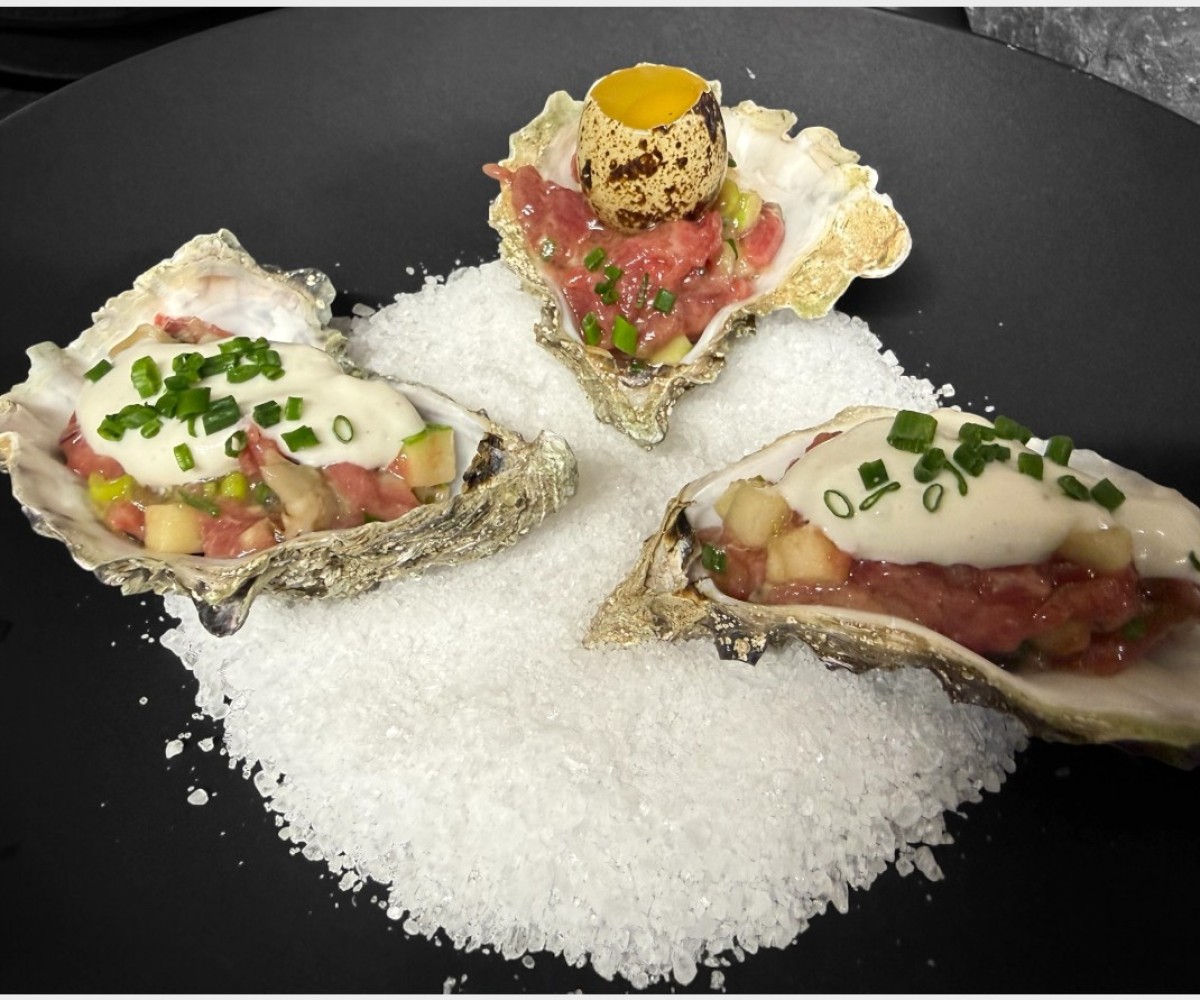 <h6 class='prettyPhoto-title'>Tartare de boeuf Limousine / huîtres de Saint-Vaast</h6>